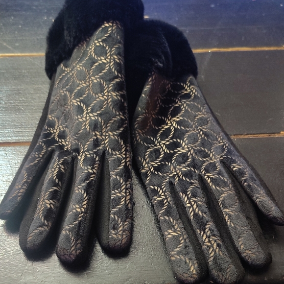 Echo Elegant Black and Gold Patterned Gloves - Picture 7 of 12
